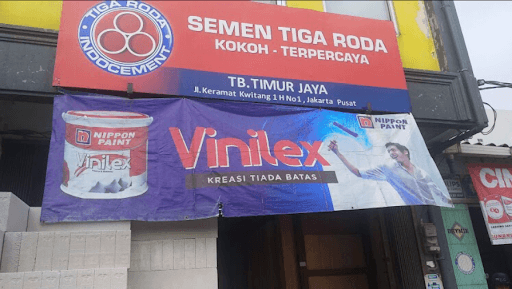 Spanduk resmi Nippon Paint Vinilex kreasi tiada batas di depan toko bangunan timur jaya kwitang