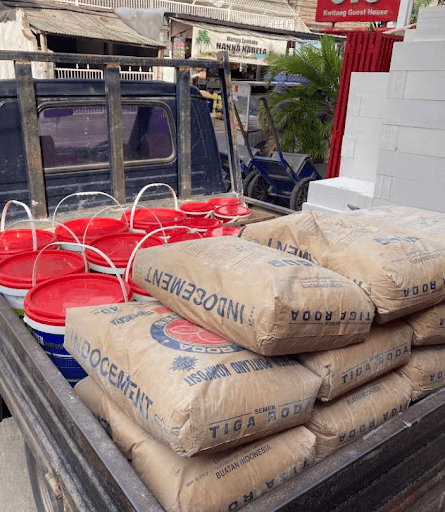 Tumpukan sak Semen Tiga Roda Indocement di bak mobil pick up pengiriman TB Timur Jaya